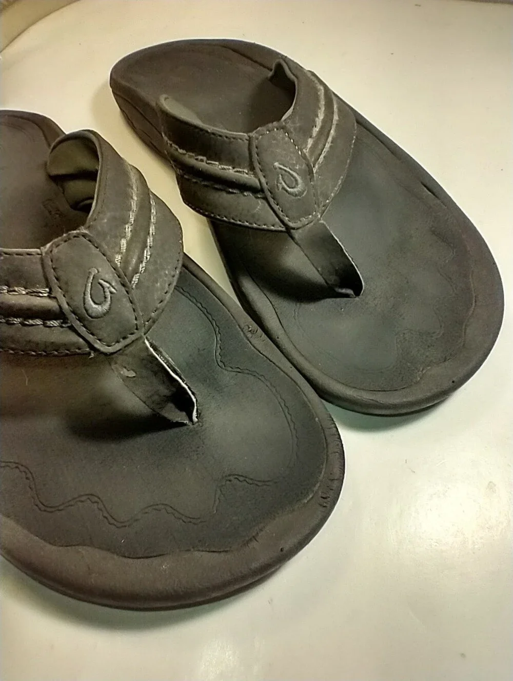OluKai Hokua Black Flip Flop Sandals Men's sz 12